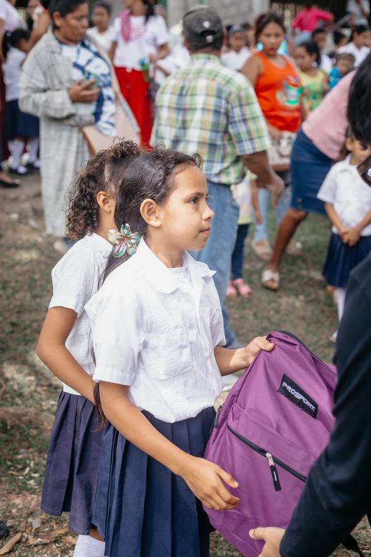 Una bambina riceve il suo zaino