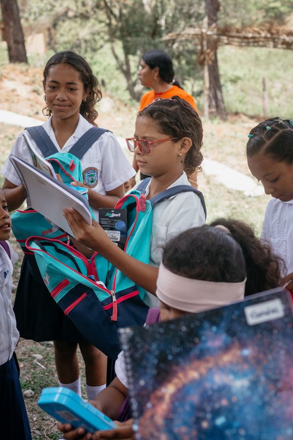 Bambine sfogliano i quaderni nuovi