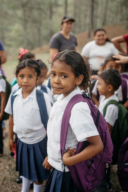 Due bambine di Locomapa con i loro zaini