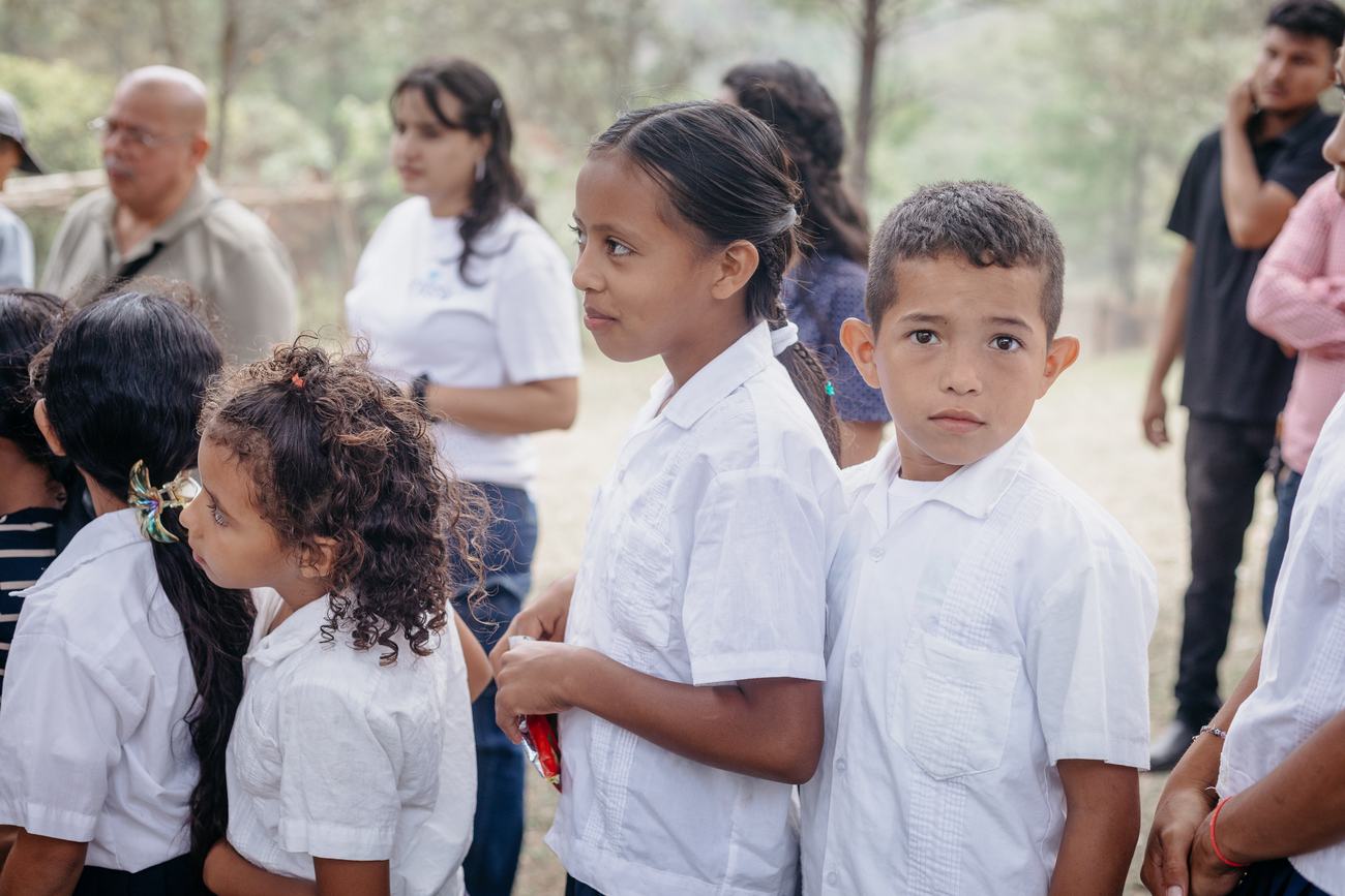 Bambini in attesa della consegna