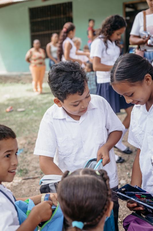 Due bambini aprono il loro nuovo zaino