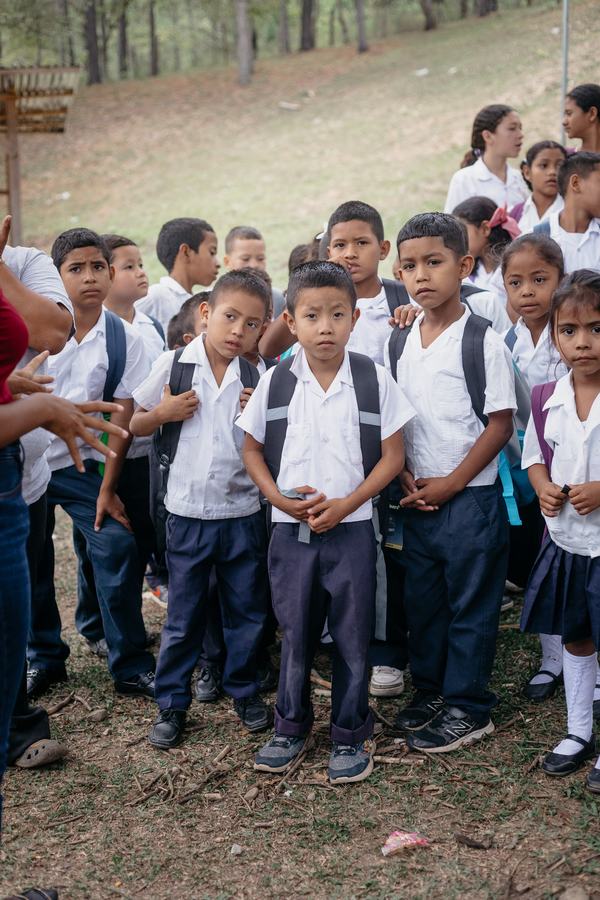Un gruppo di bambini con gli zaini nuovi