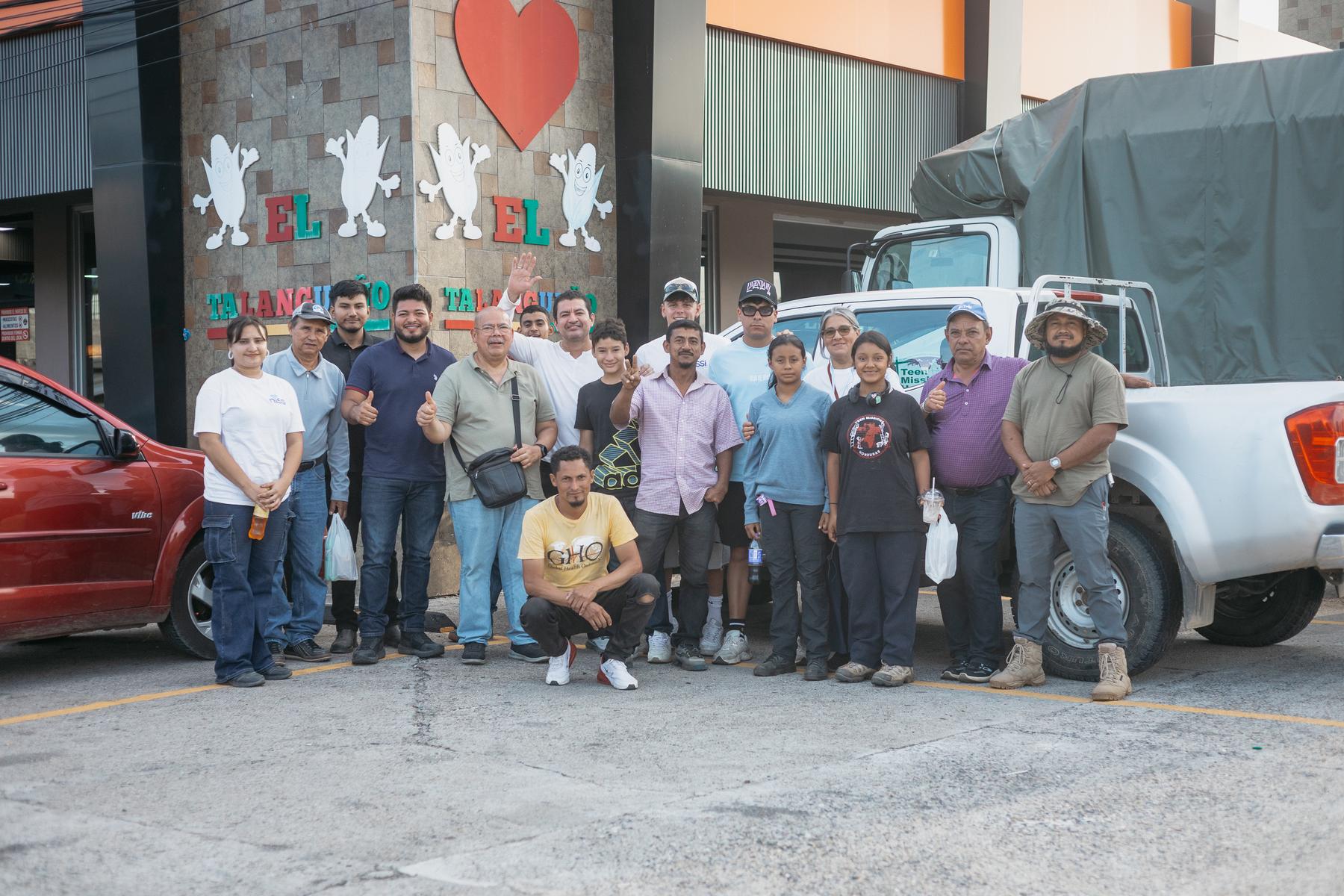 Il team di Nissi Project con i partner locali in Honduras