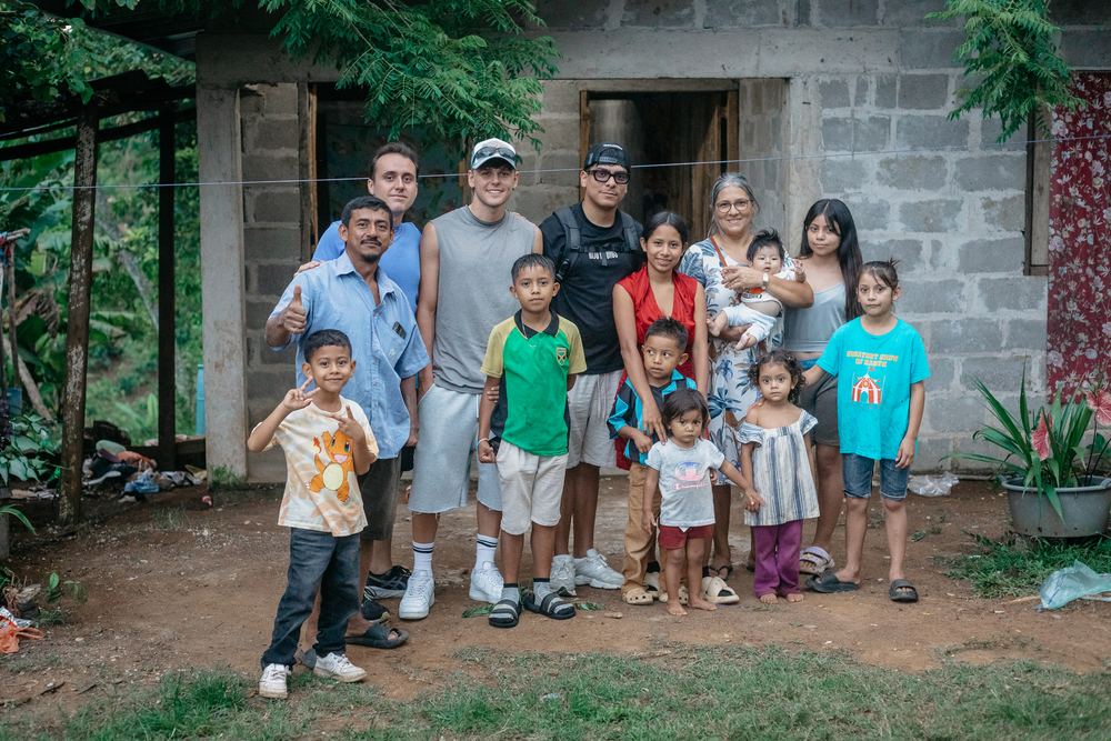 Il team con una famiglia aiutata davanti alla sua casa