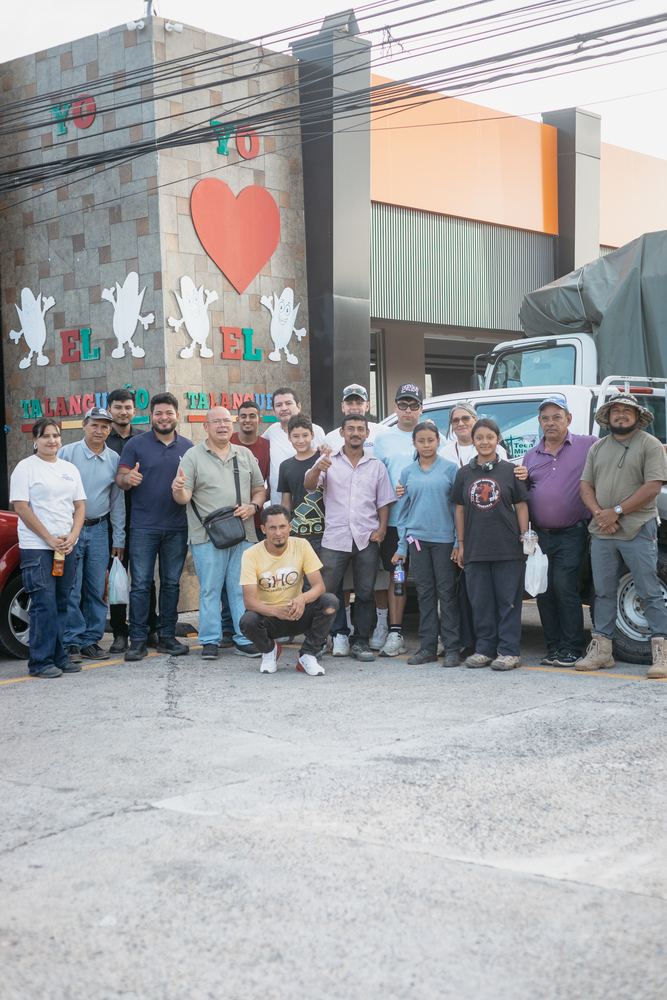 Il team con i partner locali davanti al municipio