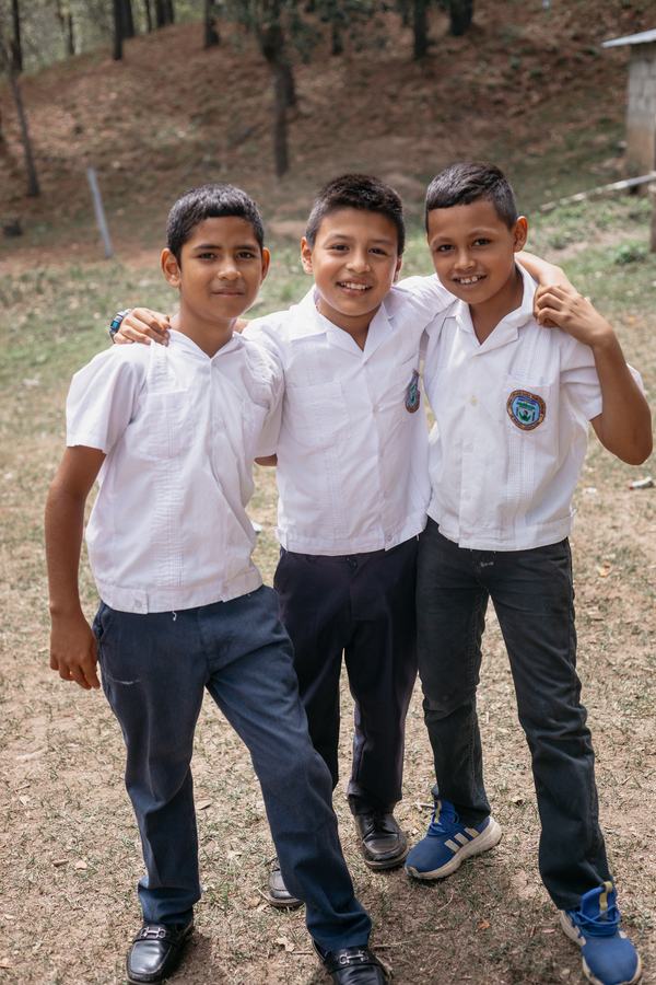 Tre amici sorridenti